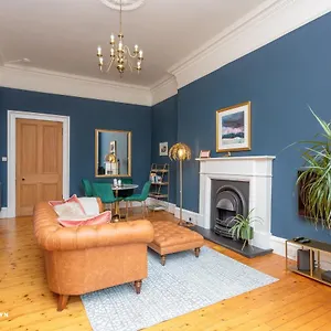 South Learmonth Gardens Apartment
