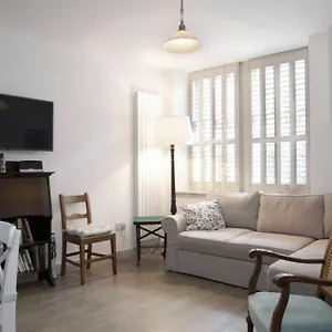 Quiet Ground Floor Mews Flat And Parking Apartment